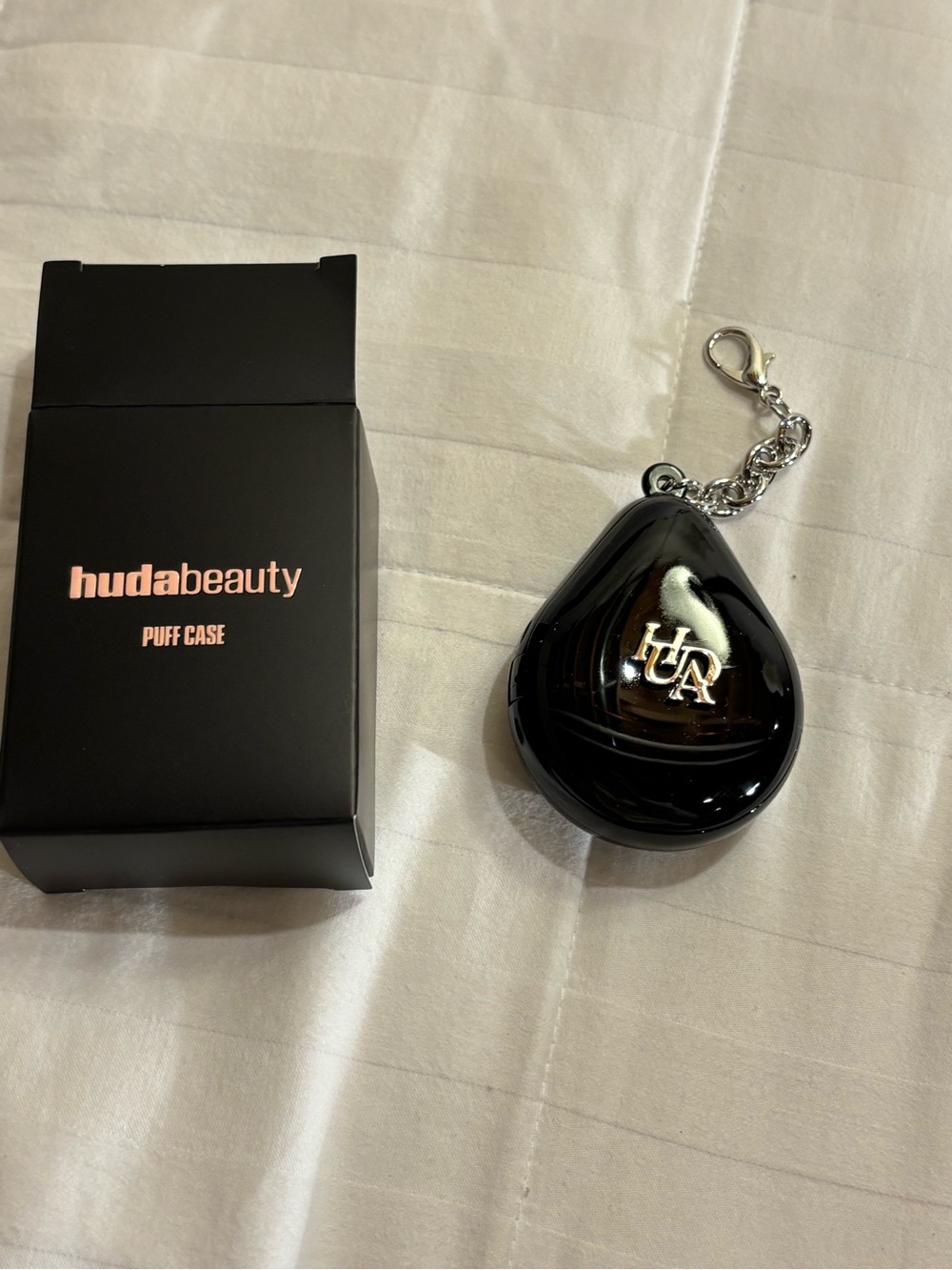 HUDA BEAUTY Black Puff Case with Rose Gold Logo - Picture 2 of 3